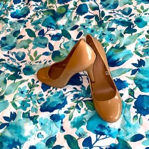 Tan size 8 1/2 patent leather work pumps
